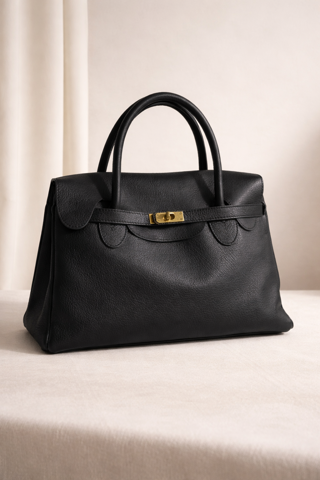 Bolso de mano con asa superior de piel granulada estructurada